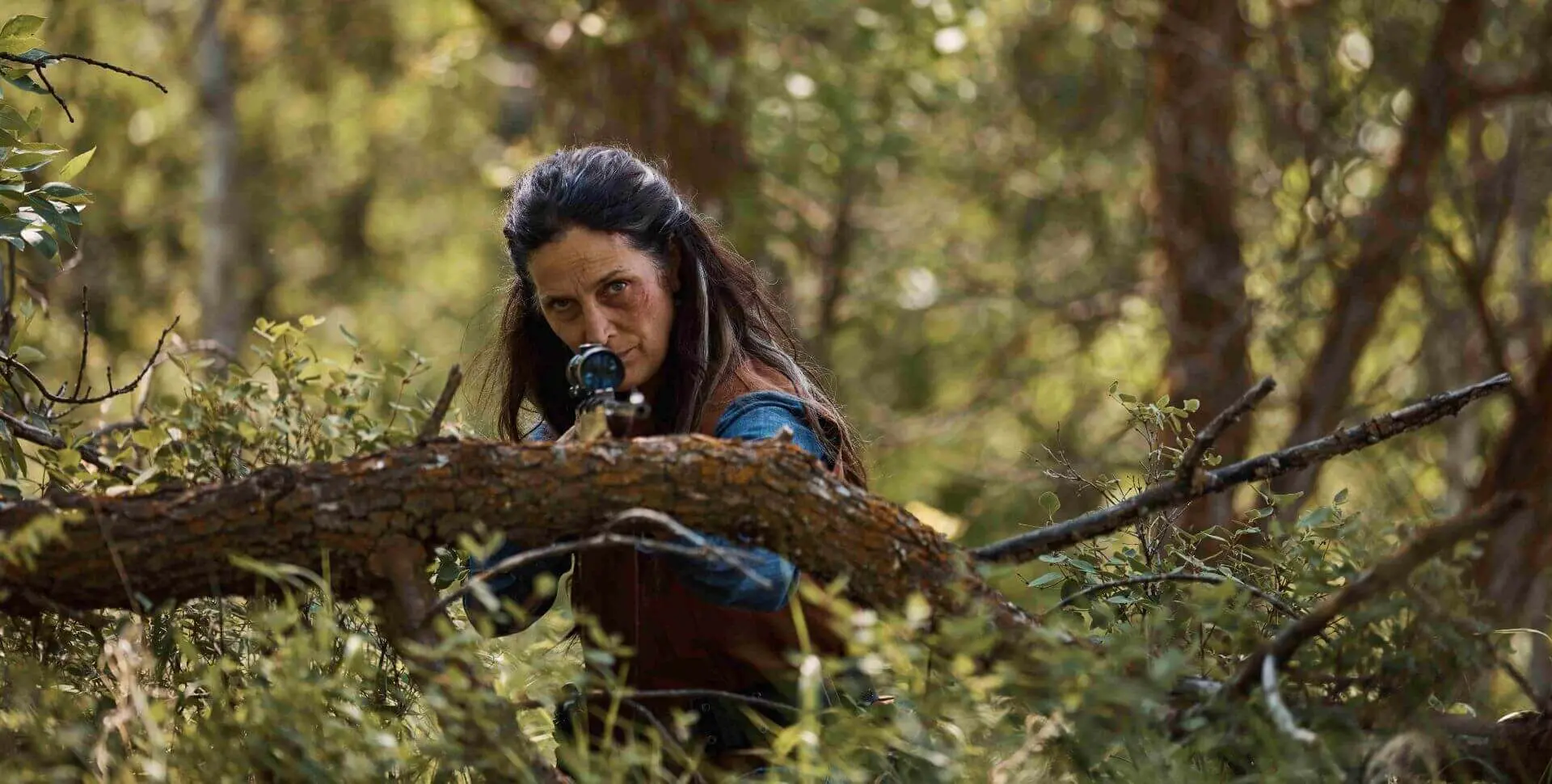 Carrie-Anne Moss nel film Die Alone