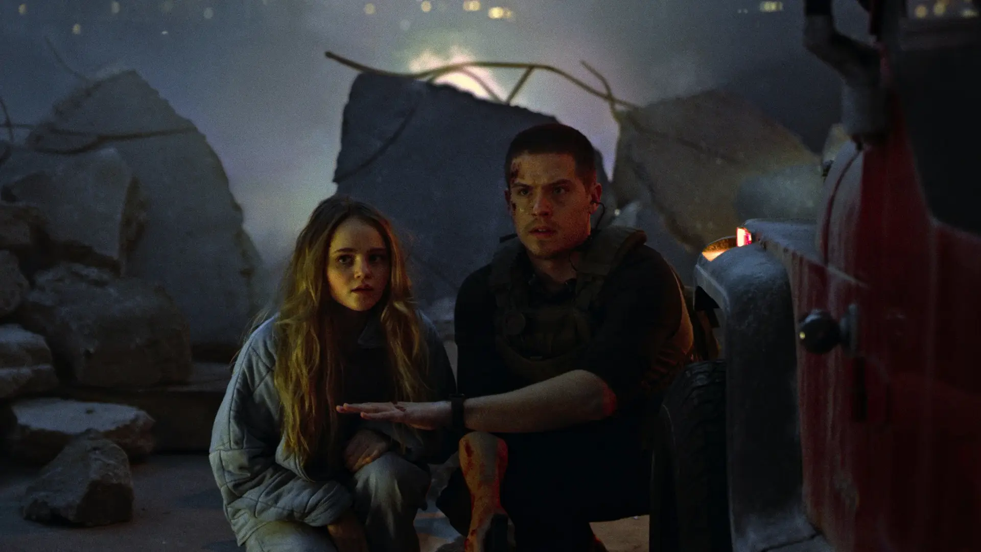 Megan Stott e Dylan Sprouse in Aftermath - In trappola