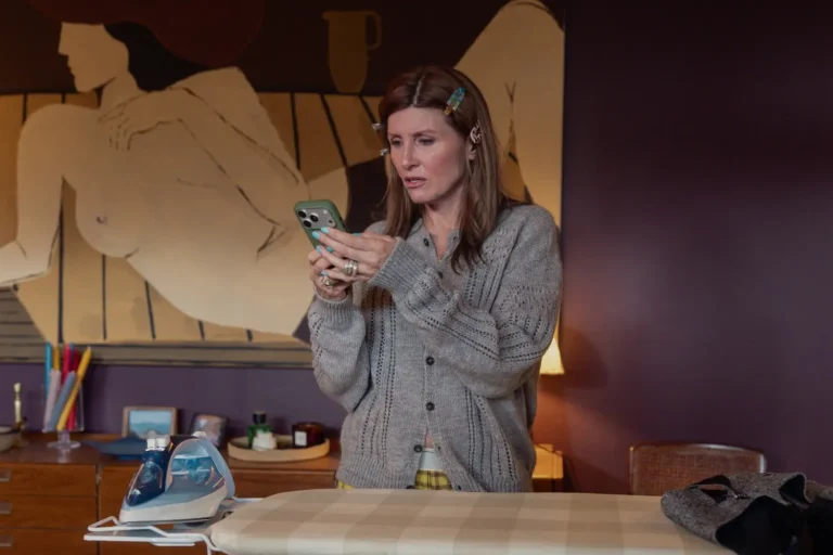 Youth: perch&eacute; la nuova serie HBO Max di Sharon Horgan racconta i 50 anni come una seconda adolescenza