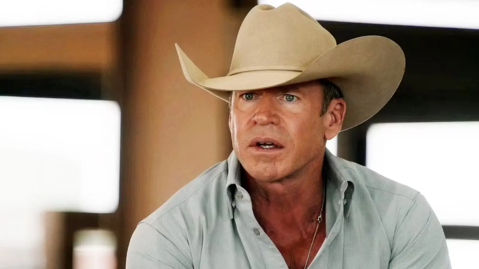 Taylor Sheridan come Travis in Yellowstone